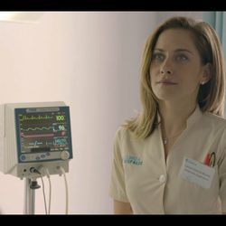 Carmen (María León) ataviada con su uniforme de enfermera durante el segundo capítulo de 'Allí abajo'