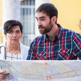 Iñaki y su amatxu recorriendo las calles de Sevilla durante el primer capítulo de 'Allí abajo'