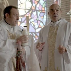 Los Padres Ángel y Julián en el tercer episodio de 'Aquí Paz y después Gloria'
