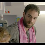 Iñaki (Jon Plazaola) con un pañuelo rosa durante una de las escenas del segundo capítulo de 'Allí abajo'