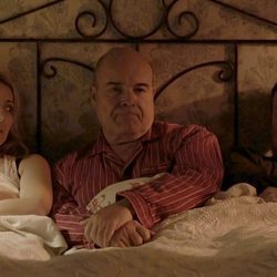 Gloria y los Padres Ángel y Julían en la cama durante el tercer episodio de 'Aquí Paz y después Gloria'
