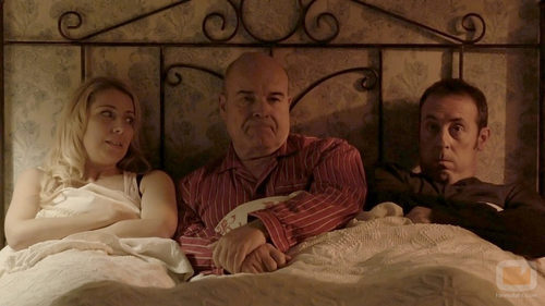 Gloria y los Padres Ángel y Julían en la cama durante el tercer episodio de 'Aquí Paz y después Gloria'