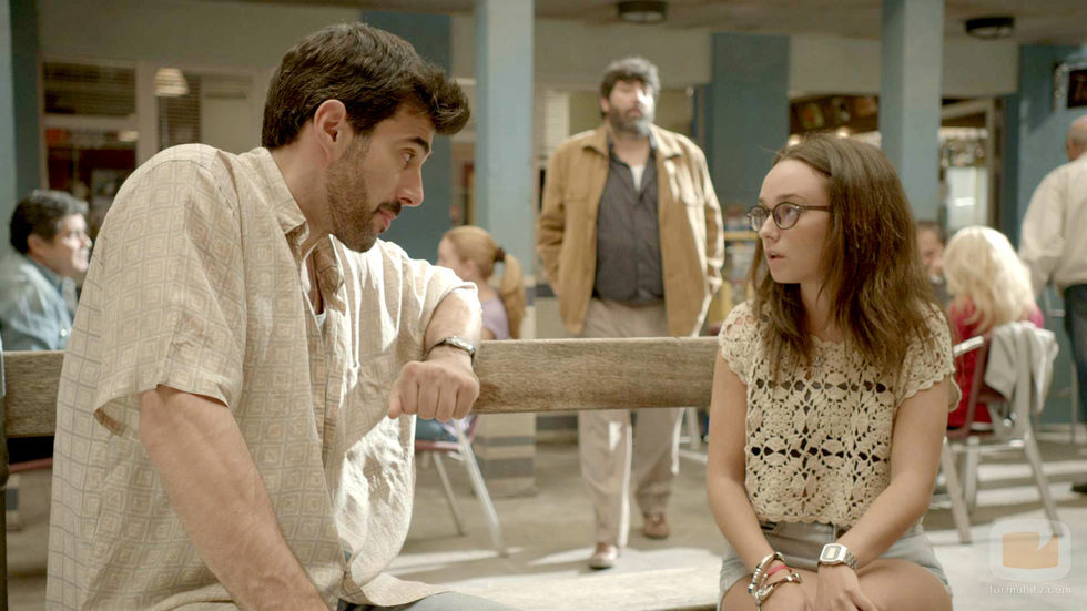 Fermín y Saray hablan en un banco en el tercer episodio de 'Aquí Paz y después Gloria'