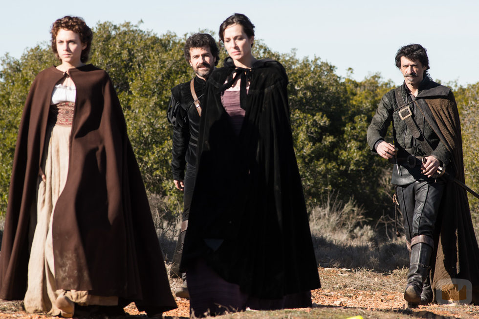 Los agentes con Lola en el sexto episodio de 'El ministerio del tiempo'
