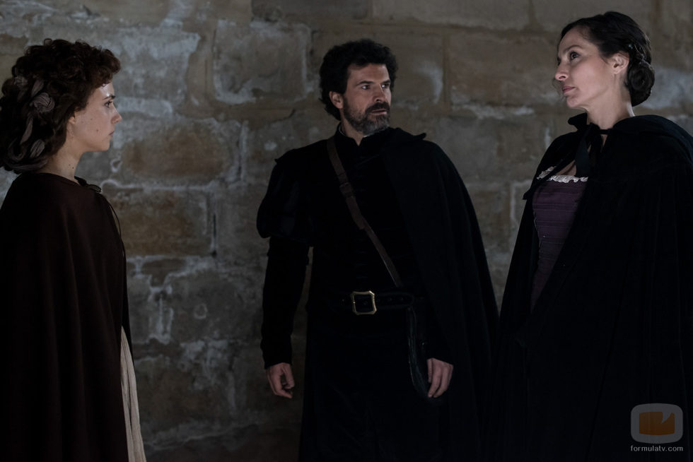Amelia y Julián junto a Lola en el sexto episodio de 'El ministerio del tiempo'