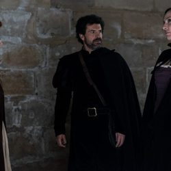 Amelia y Julián junto a Lola en el sexto episodio de 'El ministerio del tiempo'