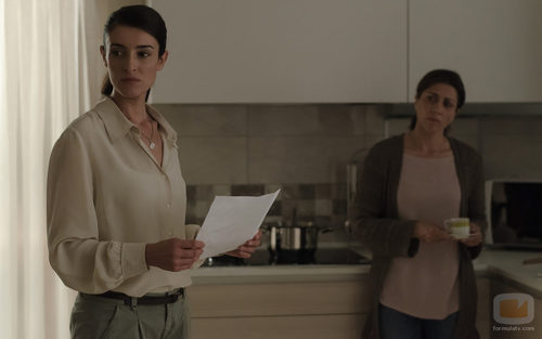 Laura y Carmen en el episodio 1 de 'Bajo sospecha'