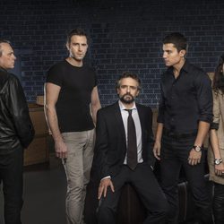 El equipo del CNI junto a Jose Coronado y Alex González en la segunda temporada de 'El Príncipe'
