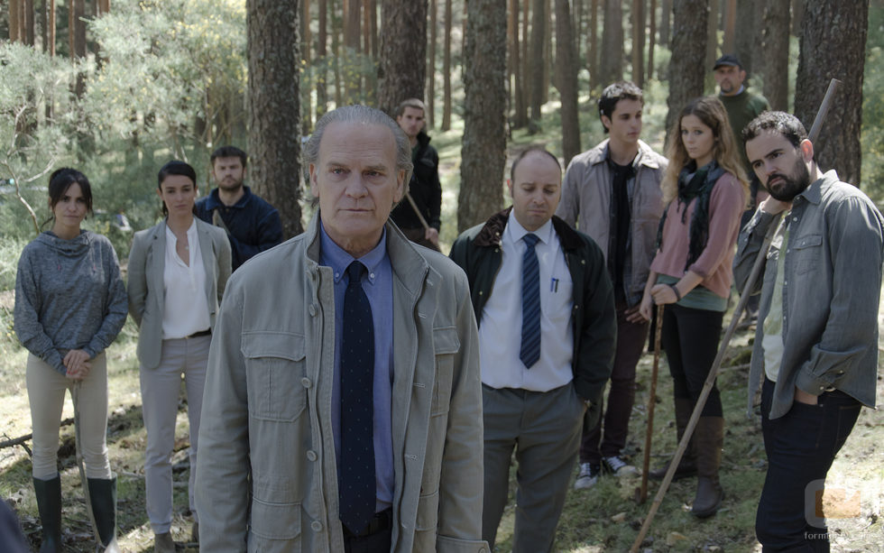 Policias y familiares buscan a Alicia en el primer episodio de 'Bajo sospecha'
