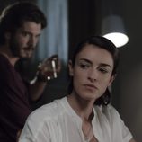 Laura y Víctor en el primer episodio de 'Bajo sospecha'