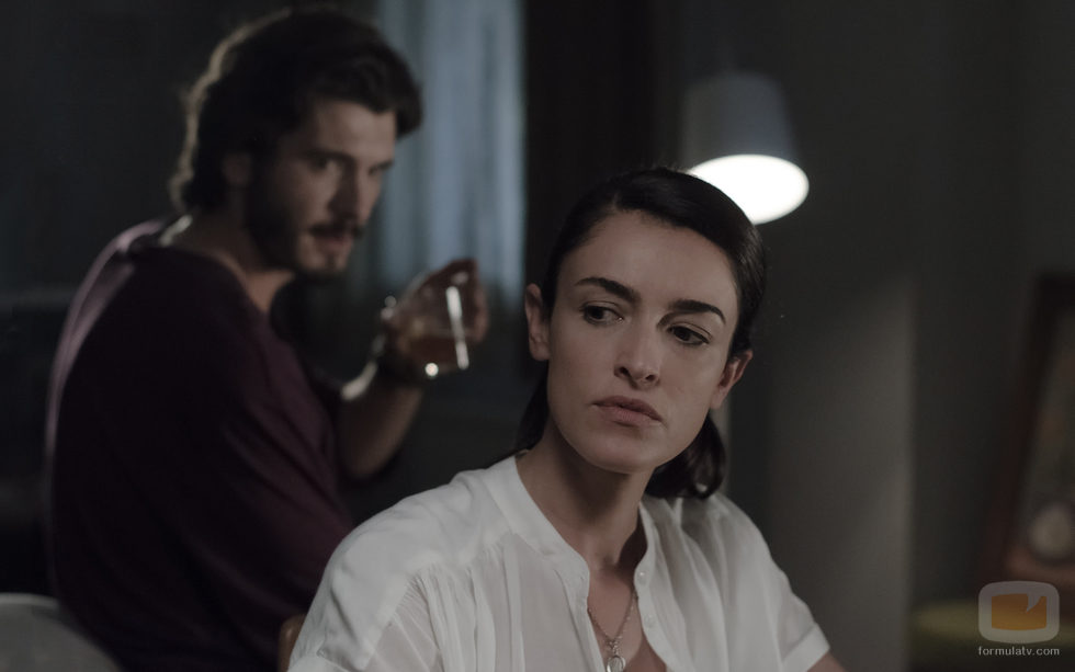 Laura y Víctor en el primer episodio de 'Bajo sospecha'