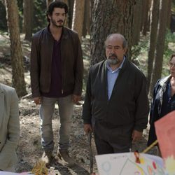 Víctor y Laura junto a los abuelos de Alicia en el primer episodio de 'Bajo sospecha'