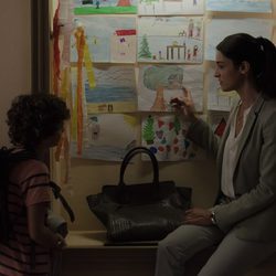 Laura junto a Pablo en el primer episodio de 'Bajo sospecha'