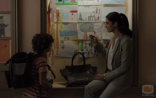 Laura junto a Pablo en el primer episodio de 'Bajo sospecha'