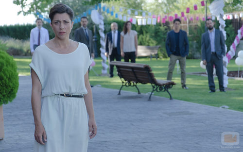 Carmen desesperada por la desaparición de su hija en el primer episodio de 'Bajo sospecha'