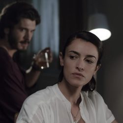 Los agentes Laura y Victor en el segundo episodio de 'Bajo sospecha'