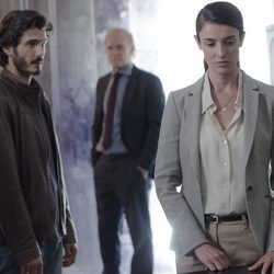 Laura y Víctor junto al comisario Casas en el segundo episodio de 'Bajo sospecha'