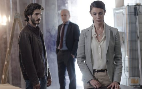 Laura y Víctor junto al comisario Casas en el segundo episodio de 'Bajo sospecha'