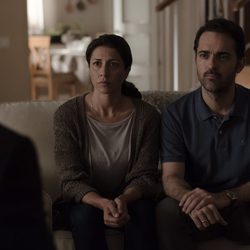 Informan a los padres que han encontrado a Alicia en el segundo episodio de 'Bajo sospecha'