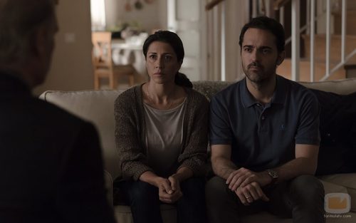 Informan a los padres que han encontrado a Alicia en el segundo episodio de 'Bajo sospecha'