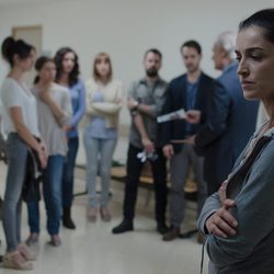 Laura en el hospital después de encontrar a Alicia en el segundo episodio de 'Bajo sospecha'