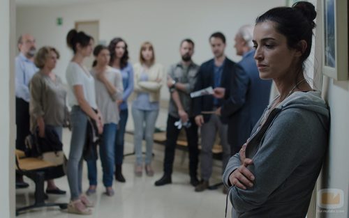 Laura en el hospital después de encontrar a Alicia en el segundo episodio de 'Bajo sospecha'