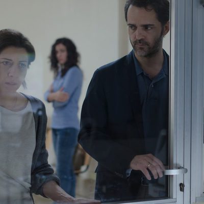 Carmen y Roberto en el hospital en el tercer episodio de 'Bajo sospecha'