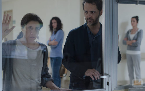 Carmen y Roberto en el hospital en el tercer episodio de 'Bajo sospecha'