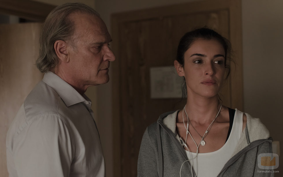 El comisario Casas y Laura en el tercer episodio de 'Bajo sospecha'