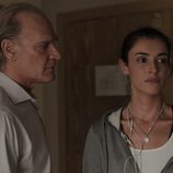 El comisario Casas y Laura en el tercer episodio de 'Bajo sospecha'