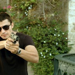 Morey con una pistola en el primer episodio de la segunda temporada 'El Príncipe'