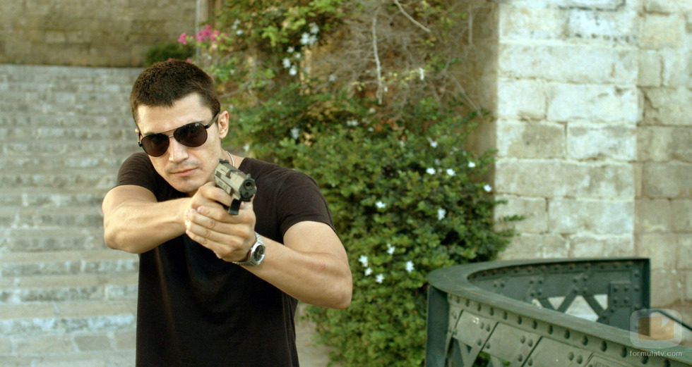 Morey con una pistola en el primer episodio de la segunda temporada 'El Príncipe'