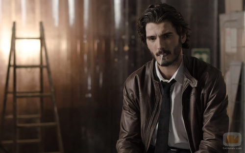 El agente Víctor en el tercer episodio de 'Bajo sospecha'