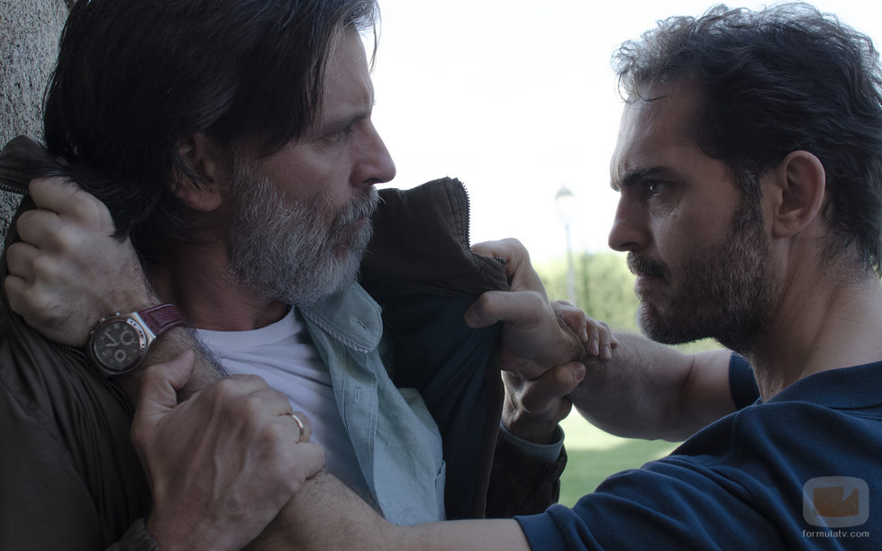 Andrés y Roberto Vega discuten en el tercer episodio de 'Bajo sospecha'