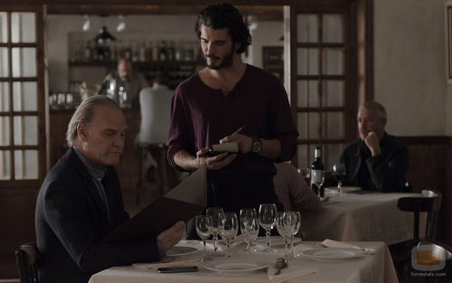 El comisario Casas y el agente Víctor en el cuarto episodio de 'Bajo sospecha'