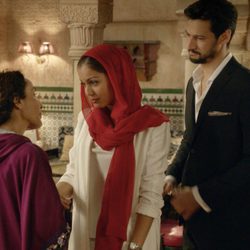 Hiba Abouk y Stany Copper durante el primer capítulo de la segunda temporada de 'El Príncipe'