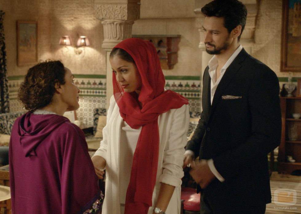 Hiba Abouk y Stany Copper durante el primer capítulo de la segunda temporada de 'El Príncipe'