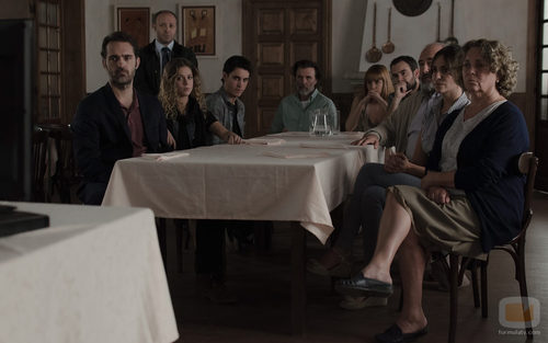 La familia Vega reunida en el cuarto episodio de 'Bajo sospecha'