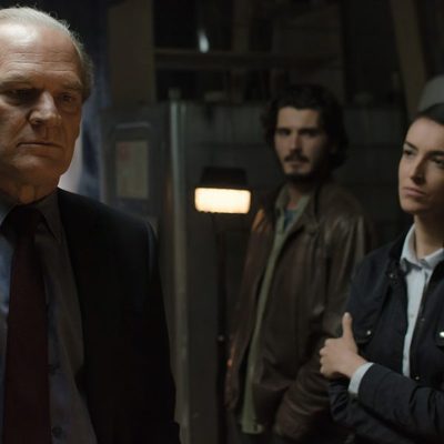 Víctor y Laura junto al Comisario Casas en el sexto episodio de 'Bajo sospecha'