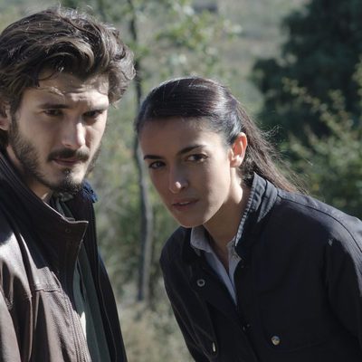 Laura y Víctor se internan en el bosque a investigar en el séptimo episodio de 'Bajo Sospecha'