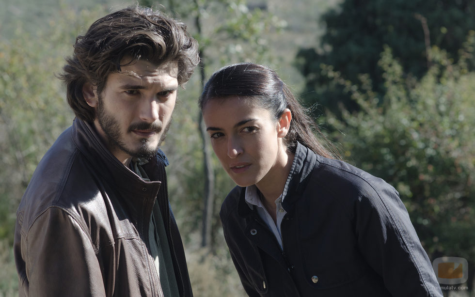 Laura y Víctor se internan en el bosque a investigar en el séptimo episodio de 'Bajo Sospecha'
