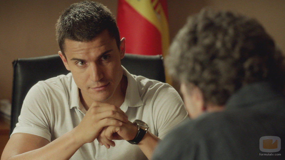 Morey hablando con Fran en el segundo capítulo de la segunda temporada de 'El príncipe'