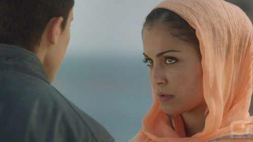Hiba Abouk con Álex González en el segundo capítulo de la segunda temporada de 'El príncipe'