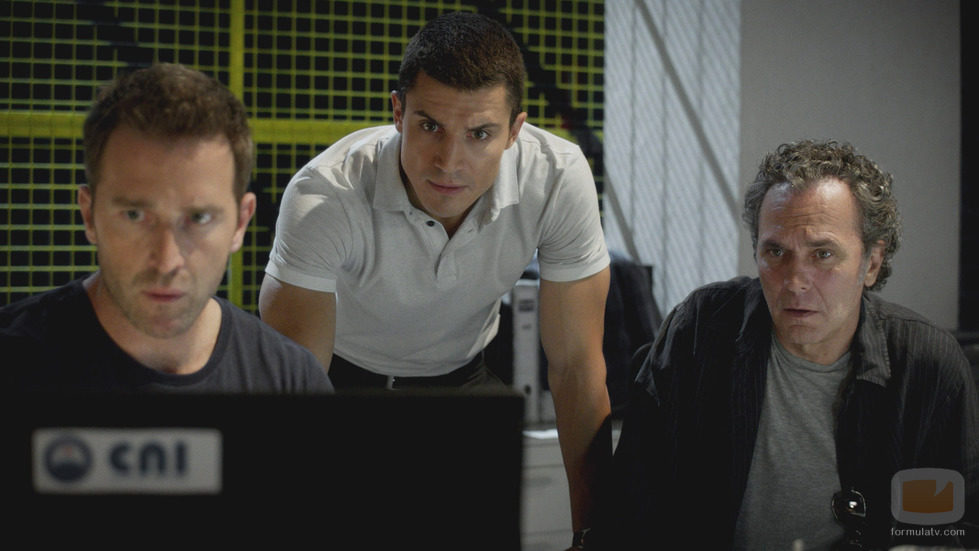 Fernando Gil, Álex González y José Coronado en el segundo capítulo de la segunda temporada de 'El príncipe'