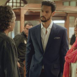 Khaled y Fátima junto a Fran en el segundo capítulo de la segunda temporada de 'El Príncipe'
