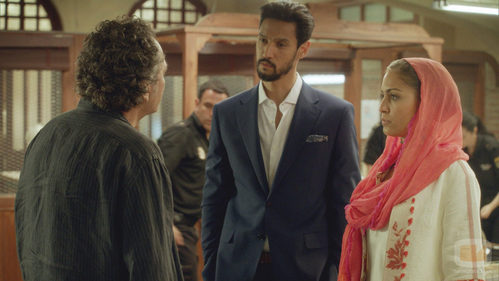 Khaled y Fátima junto a Fran en el segundo capítulo de la segunda temporada de 'El Príncipe'