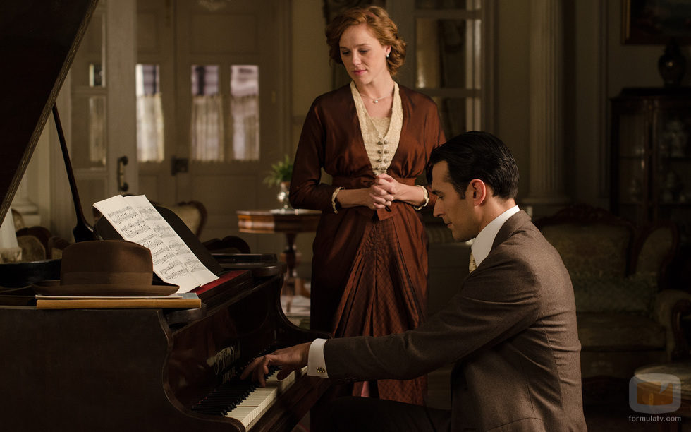 Maria Castro y Álex Adrover en un capítulo de 'Seis Hermanas'