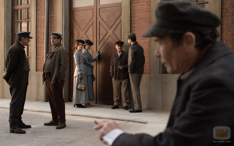 Marta Larralde y Mariona Tena en un capítulo en los exteriores de 'Seis Hermanas'