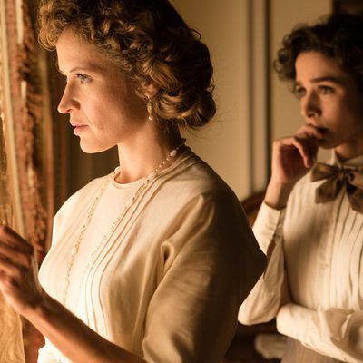 Marta Larralde y Candela Serrat en un capítulo de 'Seis hermanas'