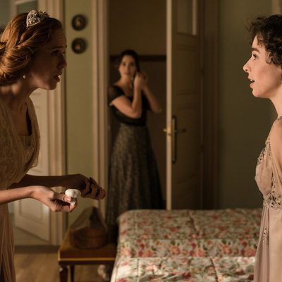 Maria Castro y Candela Serrat en un capítulo de 'Seis hermanas'